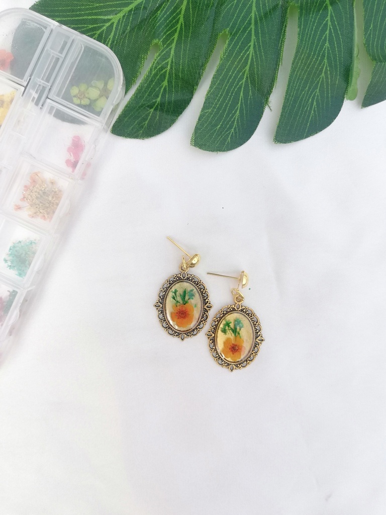 Floral Oval Earrings Golden