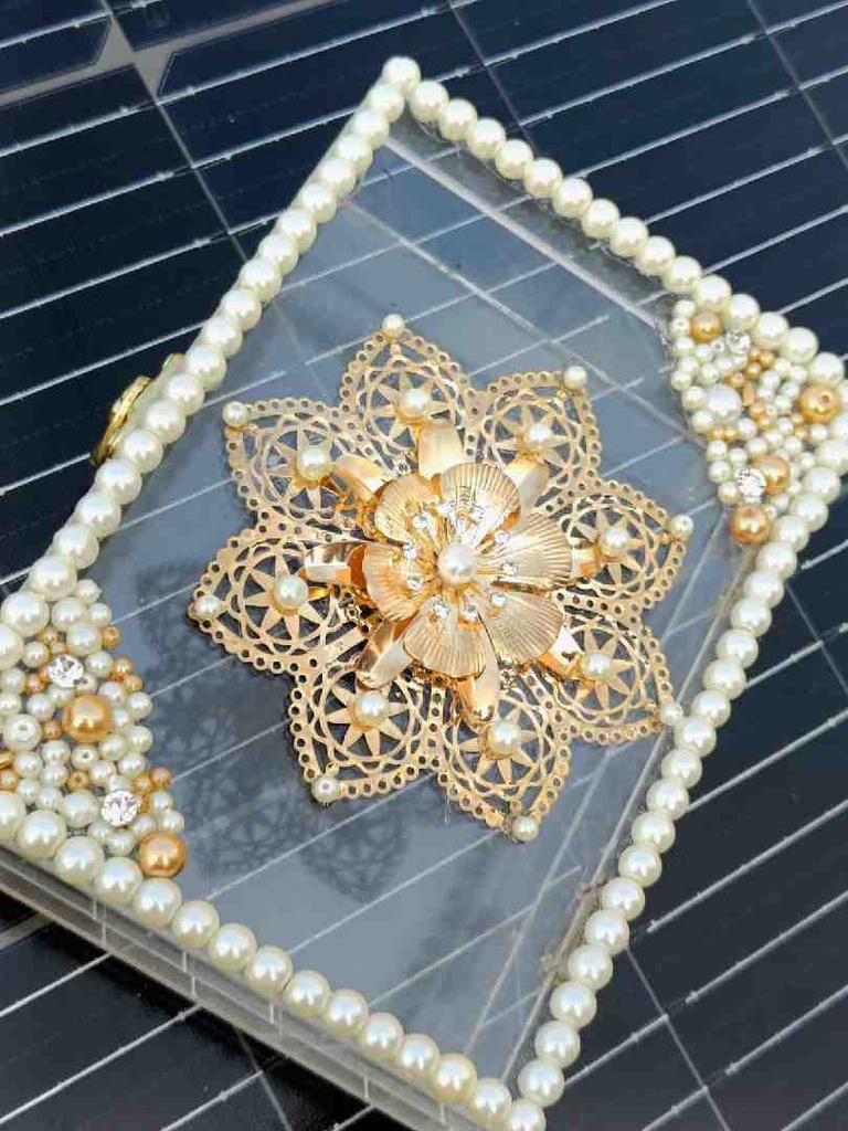 Pearl Clutch 