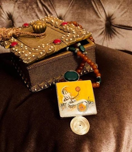 [PK2601-JW-NCK-009397] yellow calligraphy