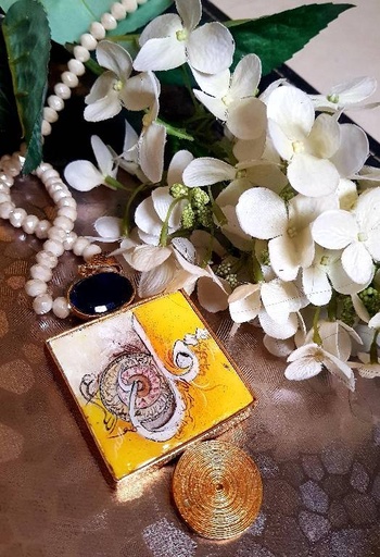 [PK2601-JW-NCK-011456] Yellow calligraphy