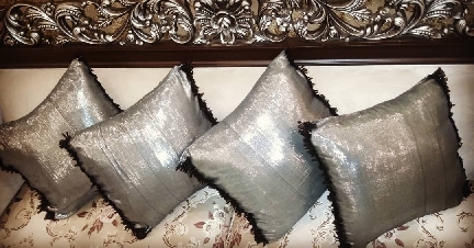 [PK4276-HM-CUS-013364] Silver cushion with black lace